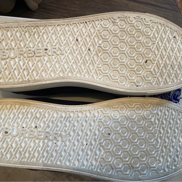 Burberry Royal IP CHK sneaker36.5Gently worn.Comes with original dust bag& box. - Picture 4 of 5